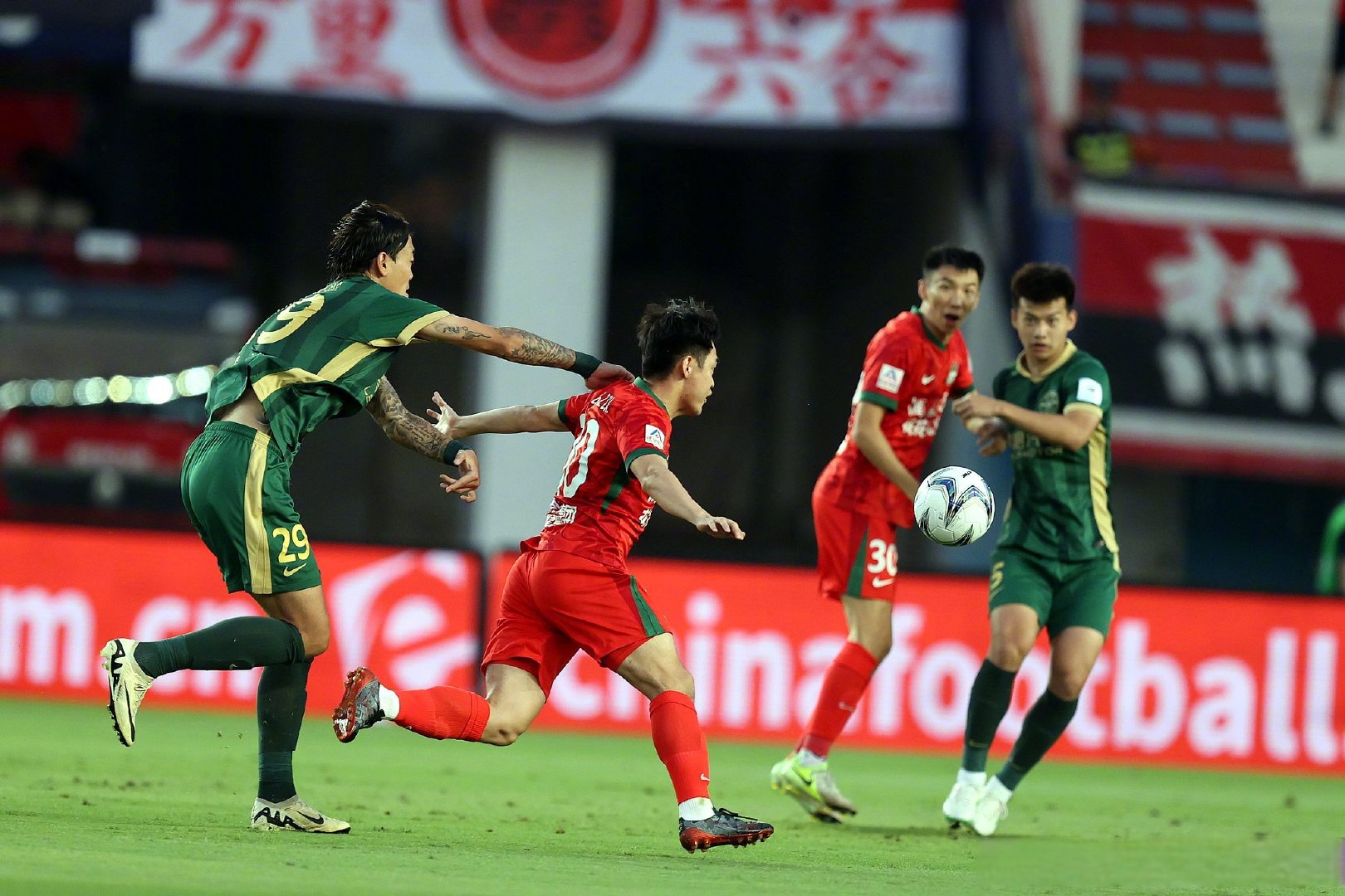 包含赛地聚焦：足总杯集结日热度飙升，密尔沃基雄鹿远射贴柱，质疑声仍在，年轻球员得到机会的词条STAR SPORTS下载